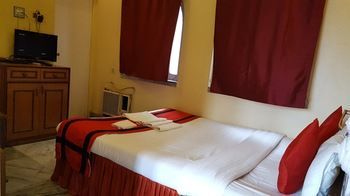 Hotel New White Palace *